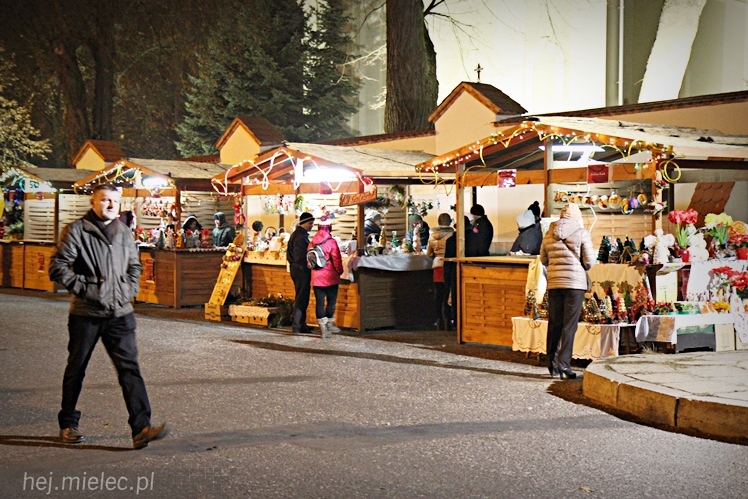 Bożonarodzeniowy jarmark po zmierzchu