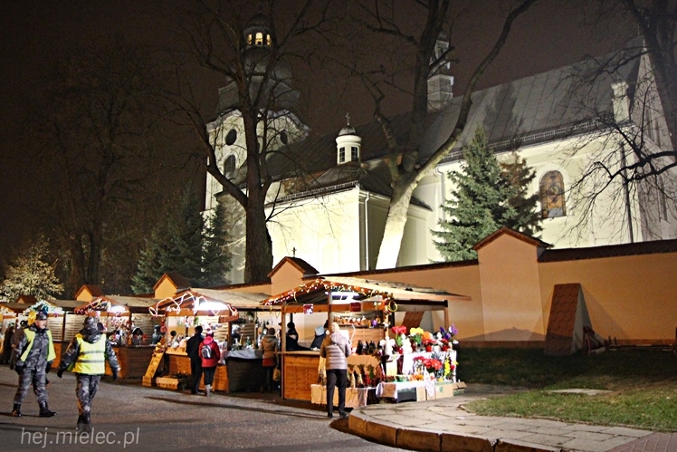 Bożonarodzeniowy jarmark po zmierzchu