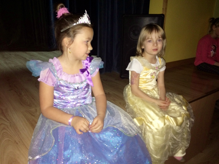 Zabawy z Mikołajem na zakończenie aniołkowej akcji Spółdzielczego Domu Kultury