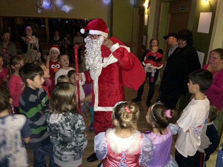 Zabawy z Mikołajem na zakończenie aniołkowej akcji Spółdzielczego Domu Kultury