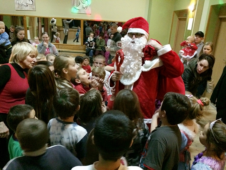 Zabawy z Mikołajem na zakończenie aniołkowej akcji Spółdzielczego Domu Kultury