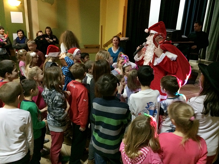Zabawy z Mikołajem na zakończenie aniołkowej akcji Spółdzielczego Domu Kultury