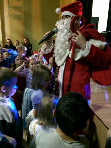 Zabawy z Mikołajem na zakończenie aniołkowej akcji Spółdzielczego Domu Kultury