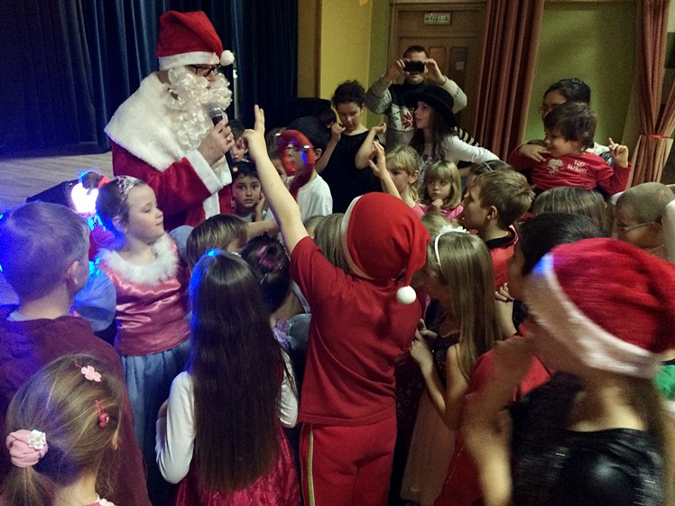 Zabawy z Mikołajem na zakończenie aniołkowej akcji Spółdzielczego Domu Kultury