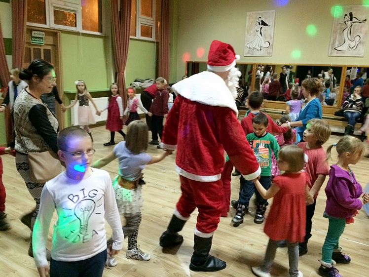 Zabawy z Mikołajem na zakończenie aniołkowej akcji Spółdzielczego Domu Kultury