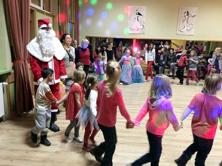 Zabawy z Mikołajem na zakończenie aniołkowej akcji Spółdzielczego Domu Kultury