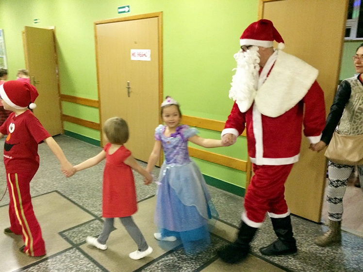 Zabawy z Mikołajem na zakończenie aniołkowej akcji Spółdzielczego Domu Kultury