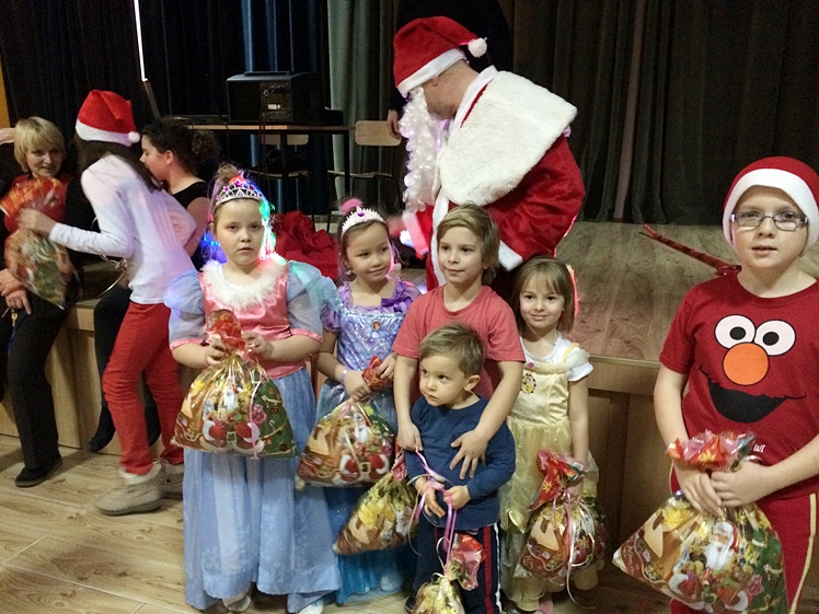 Zabawy z Mikołajem na zakończenie aniołkowej akcji Spółdzielczego Domu Kultury