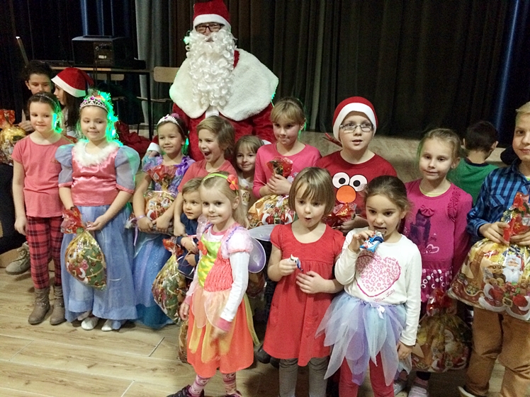 Zabawy z Mikołajem na zakończenie aniołkowej akcji Spółdzielczego Domu Kultury