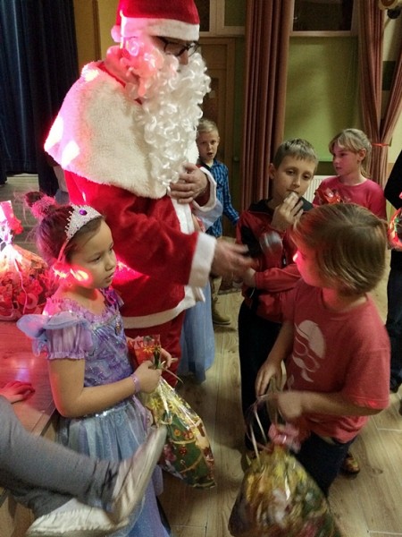 Zabawy z Mikołajem na zakończenie aniołkowej akcji Spółdzielczego Domu Kultury