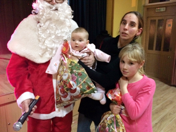 Zabawy z Mikołajem na zakończenie aniołkowej akcji Spółdzielczego Domu Kultury