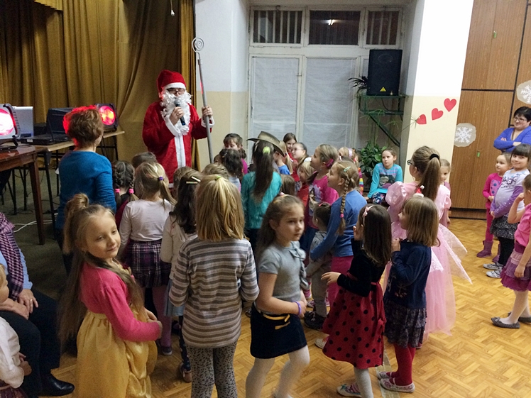 Zabawy z Mikołajem na zakończenie aniołkowej akcji Spółdzielczego Domu Kultury