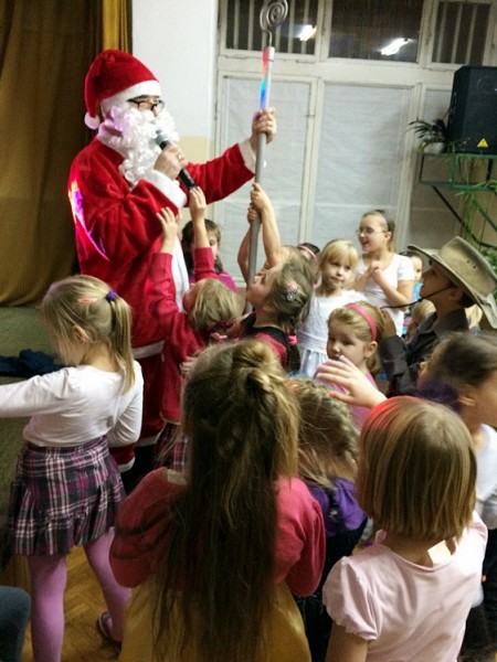 Zabawy z Mikołajem na zakończenie aniołkowej akcji Spółdzielczego Domu Kultury