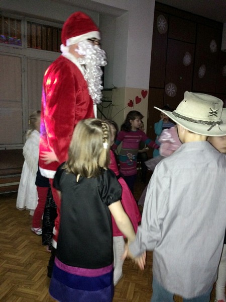 Zabawy z Mikołajem na zakończenie aniołkowej akcji Spółdzielczego Domu Kultury