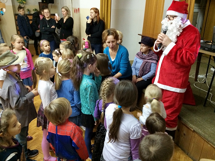 Zabawy z Mikołajem na zakończenie aniołkowej akcji Spółdzielczego Domu Kultury