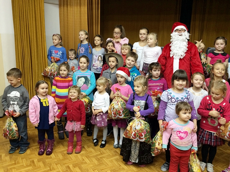 Zabawy z Mikołajem na zakończenie aniołkowej akcji Spółdzielczego Domu Kultury