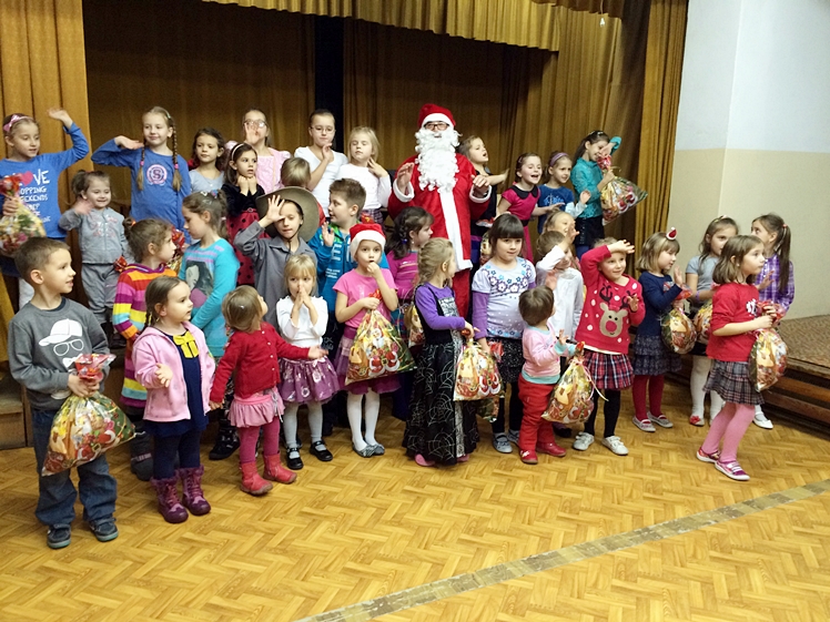 Zabawy z Mikołajem na zakończenie aniołkowej akcji Spółdzielczego Domu Kultury