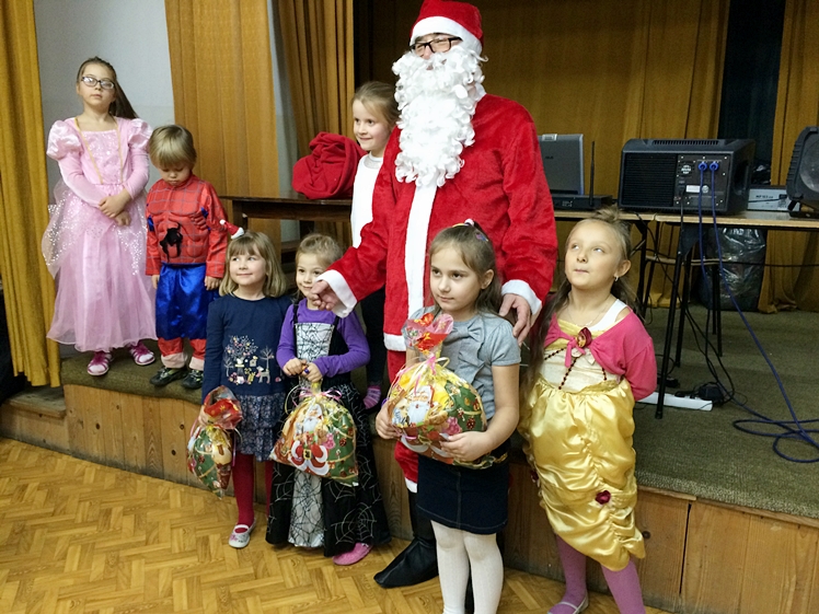 Zabawy z Mikołajem na zakończenie aniołkowej akcji Spółdzielczego Domu Kultury