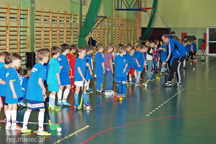 Europoseł Tomasz Poręba wraz z Świętym Mikołajem obdarował małych piłkarzy