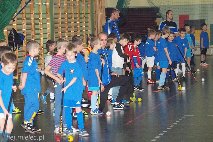 Europoseł Tomasz Poręba wraz z Świętym Mikołajem obdarował małych piłkarzy