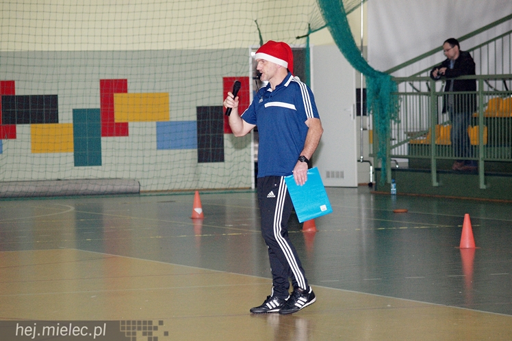 Europoseł Tomasz Poręba wraz z Świętym Mikołajem obdarował małych piłkarzy