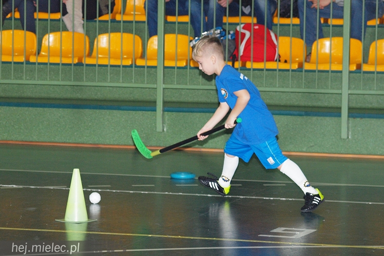 Europoseł Tomasz Poręba wraz z Świętym Mikołajem obdarował małych piłkarzy