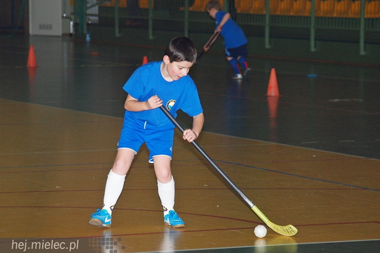 Europoseł Tomasz Poręba wraz z Świętym Mikołajem obdarował małych piłkarzy