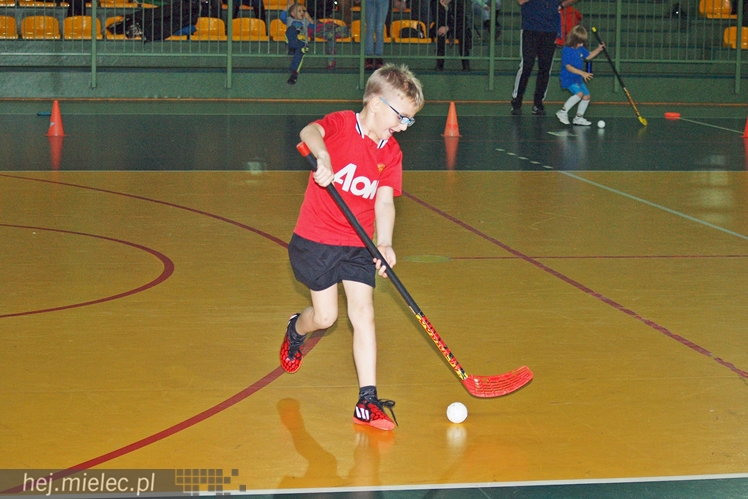 Europoseł Tomasz Poręba wraz z Świętym Mikołajem obdarował małych piłkarzy