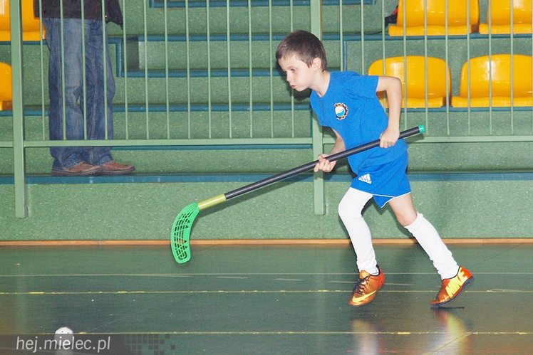 Europoseł Tomasz Poręba wraz z Świętym Mikołajem obdarował małych piłkarzy