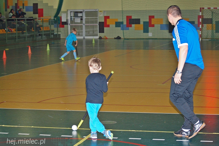 Europoseł Tomasz Poręba wraz z Świętym Mikołajem obdarował małych piłkarzy