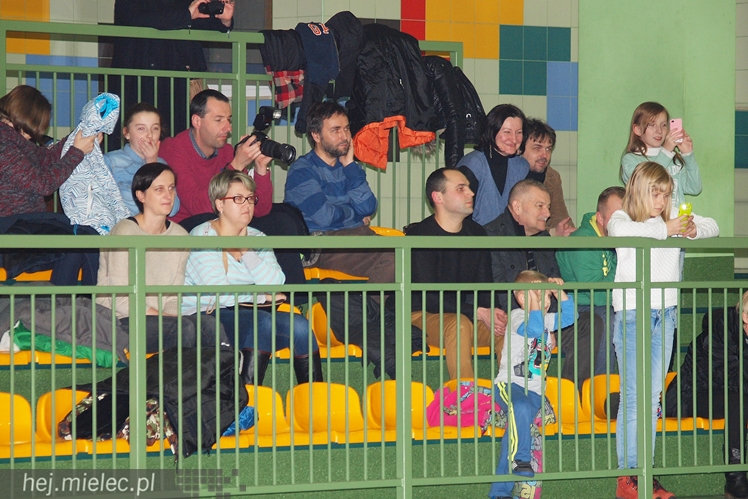 Europoseł Tomasz Poręba wraz z Świętym Mikołajem obdarował małych piłkarzy