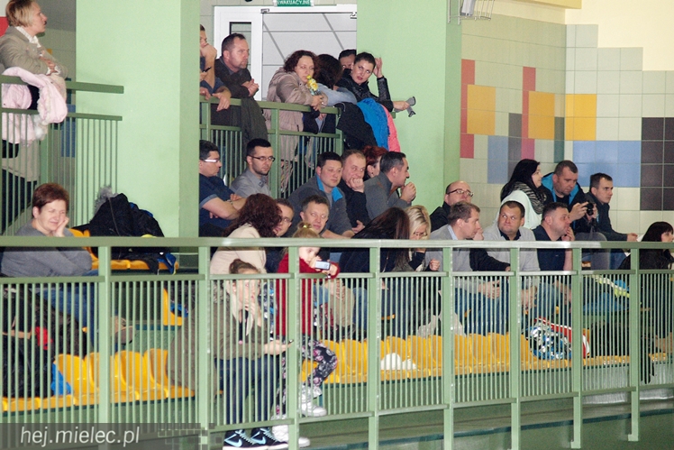 Europoseł Tomasz Poręba wraz z Świętym Mikołajem obdarował małych piłkarzy