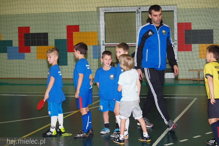 Europoseł Tomasz Poręba wraz z Świętym Mikołajem obdarował małych piłkarzy