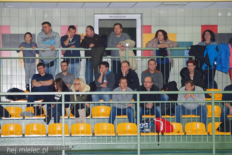 Europoseł Tomasz Poręba wraz z Świętym Mikołajem obdarował małych piłkarzy