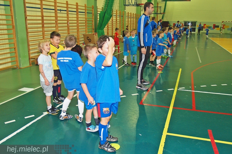 Europoseł Tomasz Poręba wraz z Świętym Mikołajem obdarował małych piłkarzy