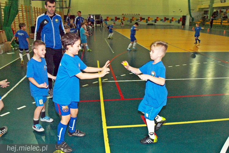 Europoseł Tomasz Poręba wraz z Świętym Mikołajem obdarował małych piłkarzy