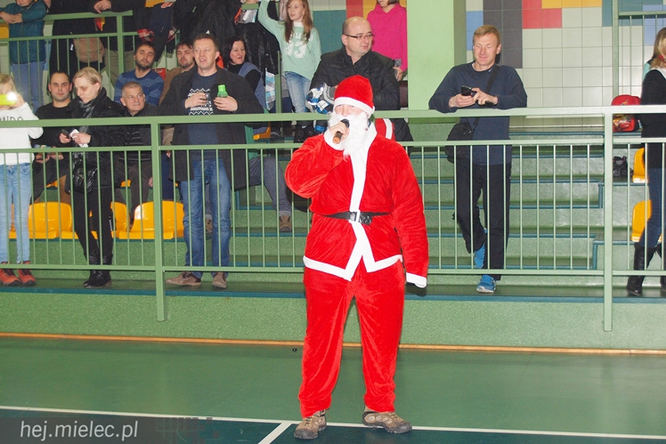 Europoseł Tomasz Poręba wraz z Świętym Mikołajem obdarował małych piłkarzy