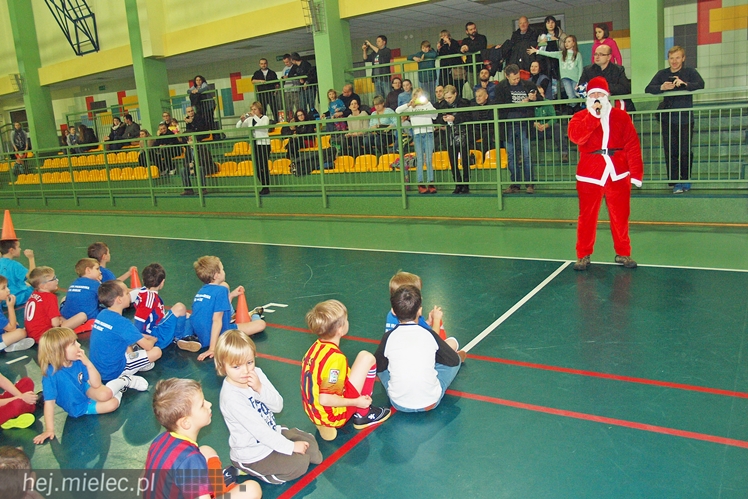 Europoseł Tomasz Poręba wraz z Świętym Mikołajem obdarował małych piłkarzy