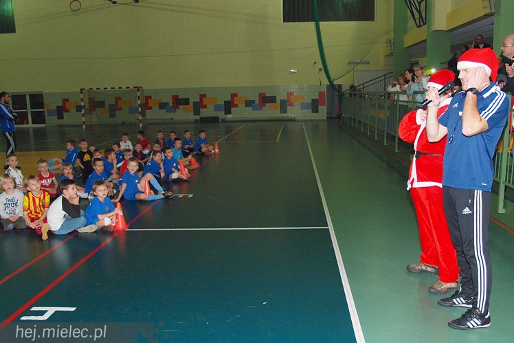 Europoseł Tomasz Poręba wraz z Świętym Mikołajem obdarował małych piłkarzy