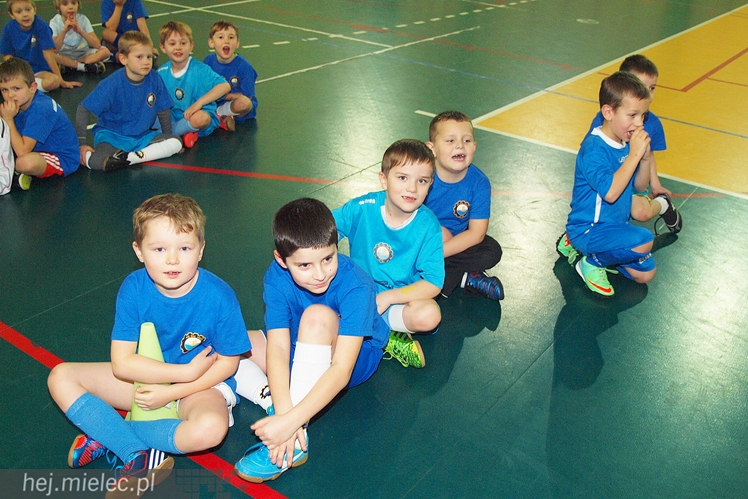 Europoseł Tomasz Poręba wraz z Świętym Mikołajem obdarował małych piłkarzy