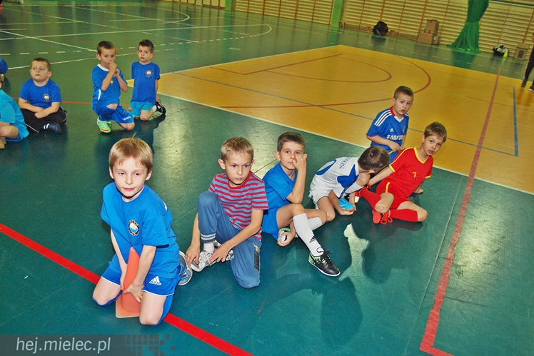 Europoseł Tomasz Poręba wraz z Świętym Mikołajem obdarował małych piłkarzy