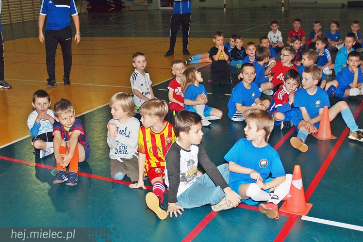 Europoseł Tomasz Poręba wraz z Świętym Mikołajem obdarował małych piłkarzy