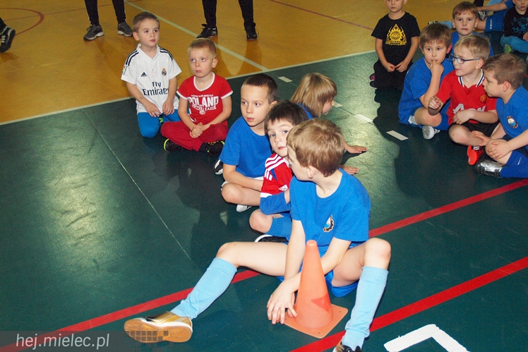 Europoseł Tomasz Poręba wraz z Świętym Mikołajem obdarował małych piłkarzy