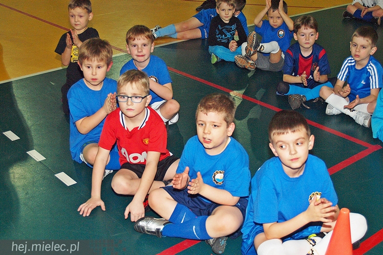 Europoseł Tomasz Poręba wraz z Świętym Mikołajem obdarował małych piłkarzy