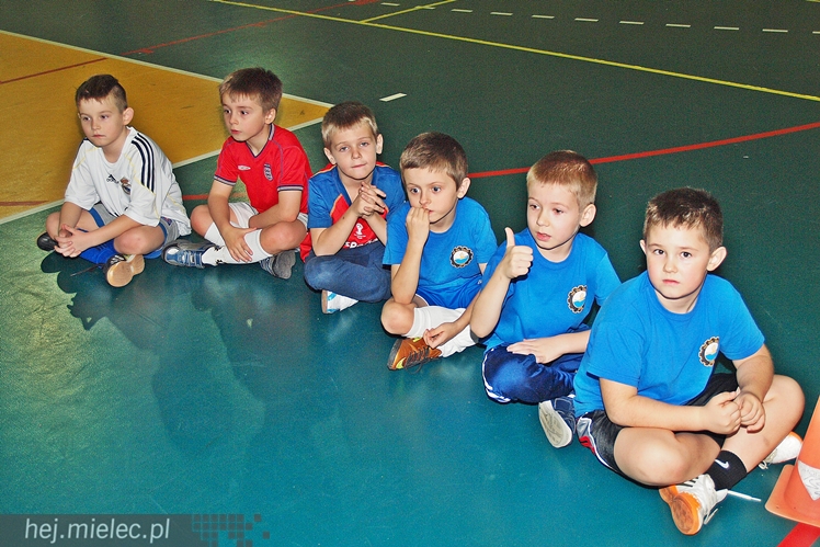 Europoseł Tomasz Poręba wraz z Świętym Mikołajem obdarował małych piłkarzy