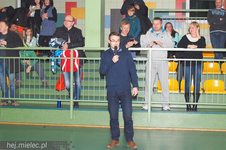 Europoseł Tomasz Poręba wraz z Świętym Mikołajem obdarował małych piłkarzy