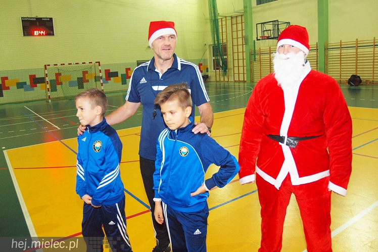 Europoseł Tomasz Poręba wraz z Świętym Mikołajem obdarował małych piłkarzy
