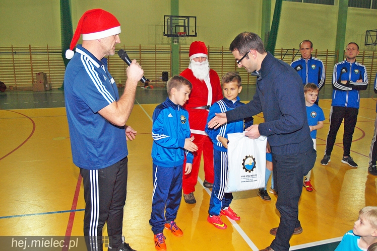 Europoseł Tomasz Poręba wraz z Świętym Mikołajem obdarował małych piłkarzy