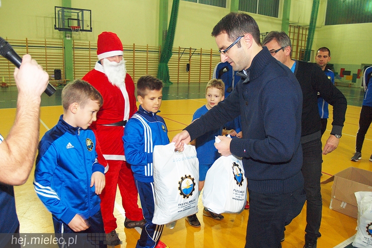 Europoseł Tomasz Poręba wraz z Świętym Mikołajem obdarował małych piłkarzy