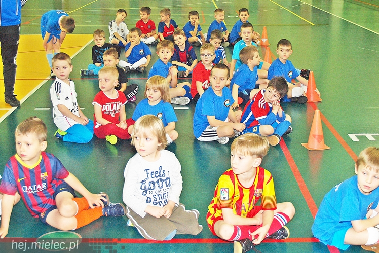 Europoseł Tomasz Poręba wraz z Świętym Mikołajem obdarował małych piłkarzy